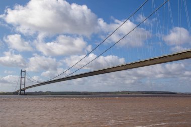 Humber Köprüsü, Humber Fron Nehri üzerinden Yorkshire 'ın doğusuna