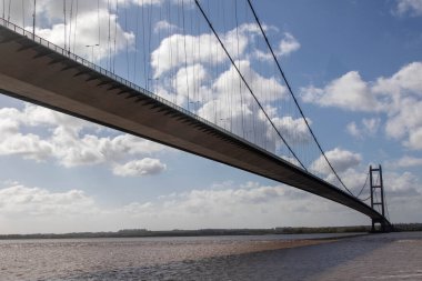 Humber Köprüsü, Humber Fron Nehri üzerinden Yorkshire 'ın doğusuna