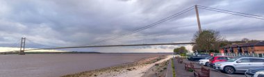 Hessle, Birleşik Krallık, 13 Nisan 2024: - Humber Köprüsü manzarası, Humber Estuary boyunca, Doğu Yorkshire 'dan