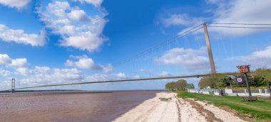 Hessle, Birleşik Krallık, 14 Nisan 2024: - Humber Köprüsü manzarası, Humber Estuary boyunca, Doğu Yorkshire 'dan