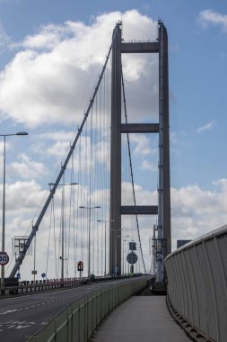 Hessle, Birleşik Krallık, 14 Nisan 2024: - Humber Köprüsü manzarası, Humber Estuary boyunca, Doğu Yorkshire 'dan