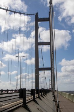 Hessle, Birleşik Krallık, 14 Nisan 2024: - Humber Köprüsü manzarası, Humber Estuary boyunca, Doğu Yorkshire 'dan