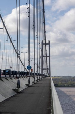 Hessle, Birleşik Krallık, 14 Nisan 2024: - Humber Köprüsü manzarası, Humber Estuary boyunca, Doğu Yorkshire 'dan