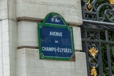 Paris, Fransa, 17 Nisan 2024 Des Champs-Elysees Bulvarı için bir tabela manzarası