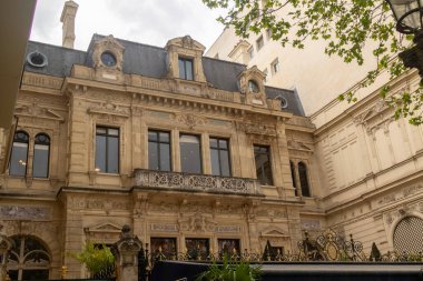 Paris, Fransa, 17 Nisan 2024 Şanzelize boyunca bir binanın manzarası