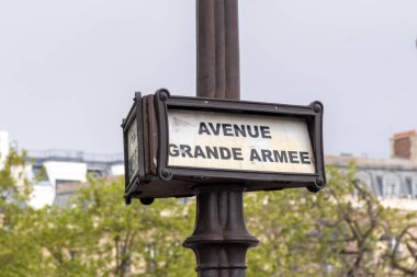 Paris, Fransa, 17 Nisan 2024 Grande-Armee Bulvarı 'nın yakınındaki Zafer Takı' nın manzarası.