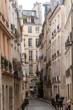 Paris, Fransa, 17 Nisan 2024 - A Back Street of Paris manzarası