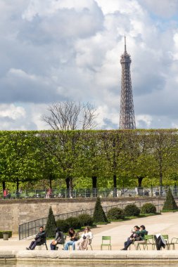 Paris, Fransa, 17 Nisan 2024 Tuileries Garde 'dan Eyfel Kulesi manzarası