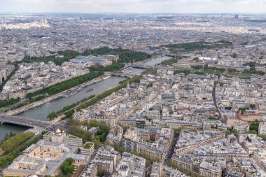 Paris, Fransa, 18 Nisan 2024 Eyfel Kulesi 'nin tepesinden Paris manzarası