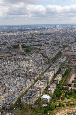 Paris, Fransa, 18 Nisan 2024 Eyfel Kulesi 'nin tepesinden Paris manzarası