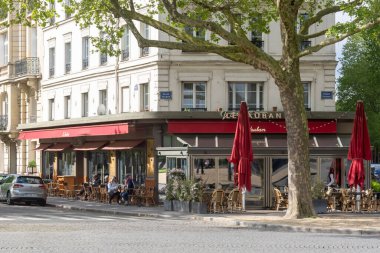Paris, Fransa, 18 Nisan 2024: - Le Vauban 'ın Manzarası, bir Fransız Restoranı /
