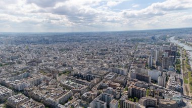 Paris, Fransa, 18 Nisan 2024 Eyfel Kulesi 'nin tepesinden Paris manzarası