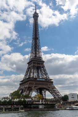 Paris, Fransa, 18 Nisan 2024 Eyfel Kulesi manzarası