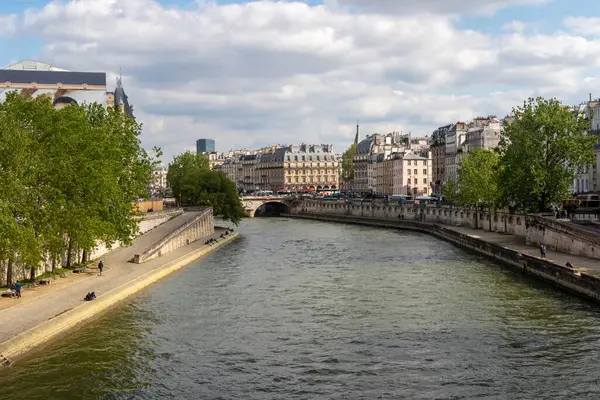 Paris, Fransa, 18 Nisan 2024 Seine Nehri Manzarası