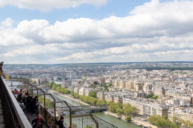 Paris, Fransa, 18 Nisan 2024 Eyfel Kulesi 'nden Paris manzarası