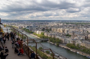 Paris, Fransa, 18 Nisan 2024 Eyfel Kulesi 'nden Paris manzarası