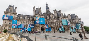 Paris, 19 Nisan 2024 Paris 2024 Olimpiyat Oyunları Tanıtım Malzemeleri ile Ville Oteli, Paris Belediye Binası manzarası