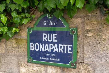 Paris, 19 Nisan 2024 Rue Bonaparte için bir tabela.