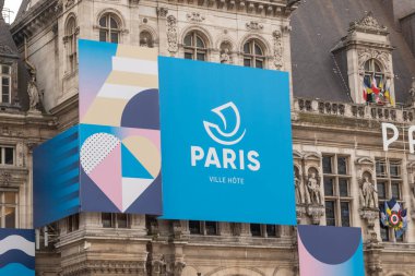 Paris, 19 Nisan 2024 Paris 2024 Olimpiyat Oyunları Tanıtım Malzemeleri ile Ville Oteli, Paris Belediye Binası manzarası