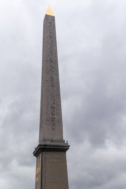Paris, 19 Nisan 2024, De La Concorde Meydanı 'ndaki Luxor Obelisk manzarası.