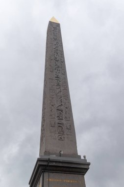 Paris, 19 Nisan 2024, De La Concorde Meydanı 'ndaki Luxor Obelisk manzarası.