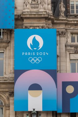 Paris, 19 Nisan 2024 Paris 2024 Olimpiyat Oyunları Tanıtım Malzemeleri ile Ville Oteli, Paris Belediye Binası manzarası