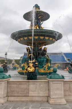 Paris, 19 Nisan 2024 - De La Concorde Meydanı 'ndaki Çeşme manzarası