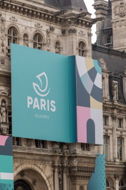 Paris, 19 Nisan 2024 Paris 2024 Olimpiyat Oyunları Tanıtım Malzemeleri ile Ville Oteli, Paris Belediye Binası manzarası