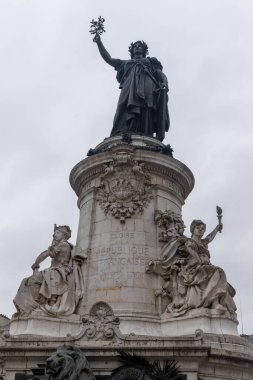 Paris, 19 Nisan 2024, De La Republique ya da Cumhuriyet Meydanı 'ndaki Rpublique Anıtı' nın temeli.