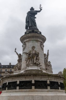 Paris, 19 Nisan 2024, De La Republique ya da Cumhuriyet Meydanı 'ndaki Rpublique Anıtı' nın temeli.
