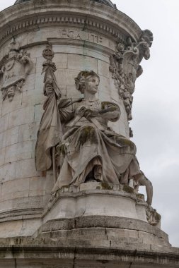 Paris, 19 Nisan 2024, De La Republique ya da Cumhuriyet Meydanı 'ndaki Rpublique Anıtı' nın temeli.