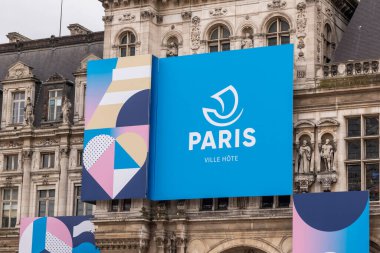 Paris, 19 Nisan 2024 Paris 2024 Olimpiyat Oyunları Tanıtım Malzemeleri ile Ville Oteli, Paris Belediye Binası manzarası