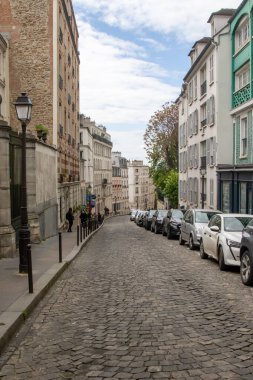 Paris, Fransa, 20 Nisan 2024 Paris 'in Montmartre bölgesinde bir sokak manzarası