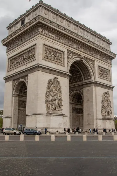 Paris, Fransa, 20 Nisan 2024 Zafer Takı 'nın manzarası.