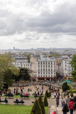 Paris, Fransa, 20 Nisan 2024 Montmartre 'deki Sacre-Coeur' dan Paris manzarası