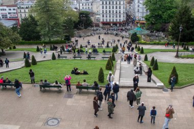 Paris, Fransa, 20 Nisan 2024 Montmartre 'deki Sacre Coeur üssünde turist manzarası