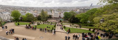 Paris, Fransa, 20 Nisan 2024 Montmartre 'deki Sacre Coeur üssünde turist manzarası