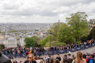 Paris, Fransa, 20 Nisan 2024: Montartre 'deki Sacre Coeur yakınlarındaki turist manzarası