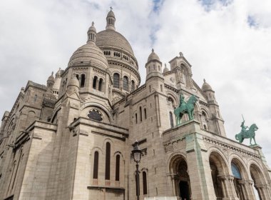 Paris, Fransa, 20 Nisan 2024: Montmartre 'de Sacre-Coeur veya Sacred Heart manzarası