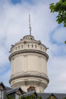 Paris, Fransa, 20 Nisan 2024 Montmartre bölgesinde bir su kulesi manzarası