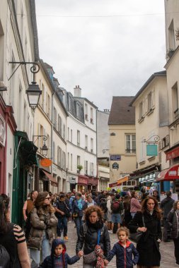 Paris, Fransa, 20 Nisan 2024 Montmartre 'de turistlerle dolu bir cadde manzarası