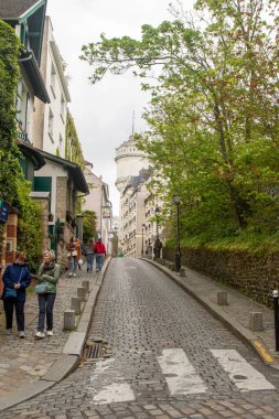 Paris, Fransa, 20 Nisan 2024 Paris 'in Montmartre bölgesinde bir sokak manzarası