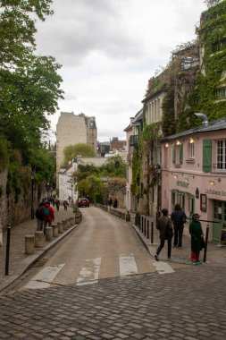Paris, Fransa, 20 Nisan 2024 Paris 'in Montmartre bölgesinde bir sokak manzarası
