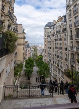 Paris, Fransa, 20 Nisan 2024 Paris 'in Montmartre bölgesinde bir yürüyüş yolu manzarası