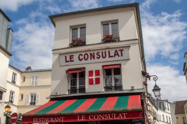Paris, Fransa, 20 Nisan 2024 Paris 'in Montmartre bölgesinde bir restoran manzarası
