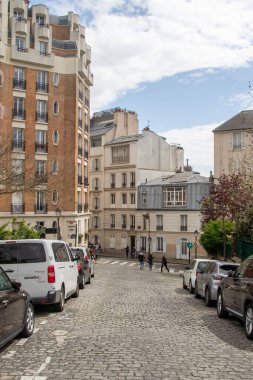 Paris, Fransa, 20 Nisan 2024 Paris 'in Montmartre bölgesinde bir sokak manzarası