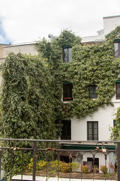 Paris, Fransa, 20 Nisan 2024 Paris 'in Montmartre bölgesindeki binaların manzarası.