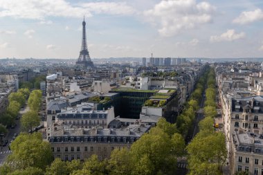 Paris, Fransa, 22 Nisan 2024 Paris 'in merkezi, Eyfel Kulesi' ni gösteriyor.