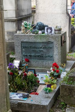 Paris, Fransa, 22 Nisan 2024, Pere Lachaise Mezarlığı 'ndaki The Doors' un solisti Jim Morrison 'ın Mezarı' nın manzarası.