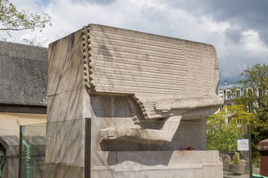 Paris, Fransa, 22 Nisan 2024 Oscar Wilde 'ın Mezarı manzarası